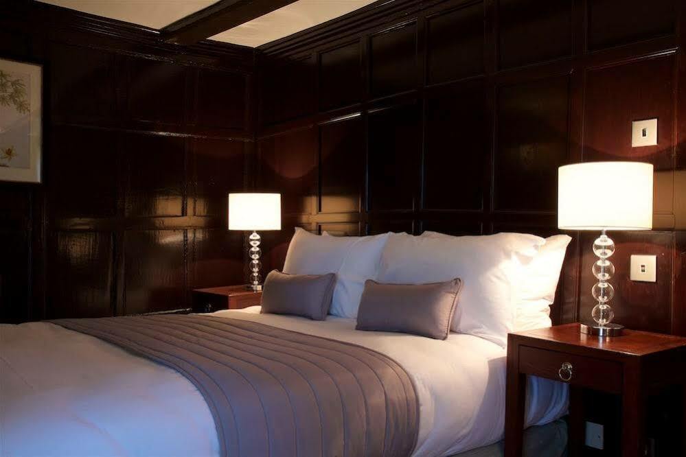 The Talbot Inn Woking Eksteriør billede